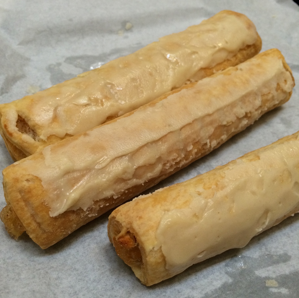 FiftyGrandeMag's tweet photo. There's an argument to be made that goes something like this: You haven't truly experienced America until you've tasted a deep-fried meat caked in butter or sugar. Can you guess what this is? #fiftygrande #statefair #deepfried #iowalife #aroundiowa #iowastatefair https://t.co/oFbbLeH15O
