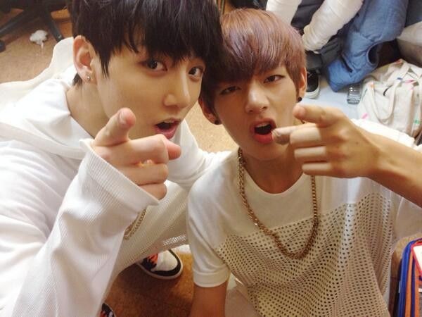 patkoov's tweet photo. ʕ •ᴥ•ʔ abro hilo de fotos del taekook cuando estaban chiquitos 💞!! https://t.co/c3aquA68EX