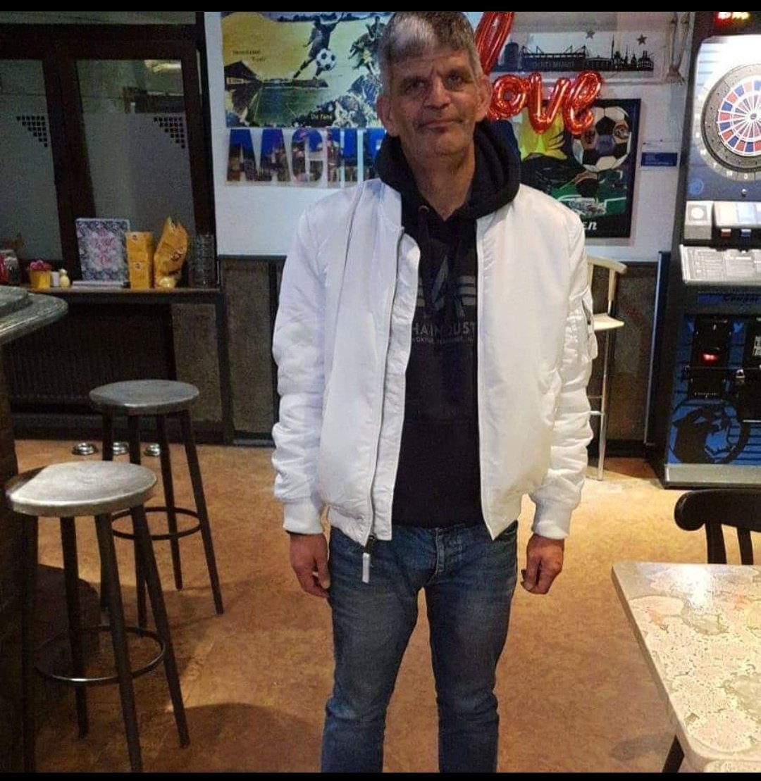 hankbubbl's tweet image. See no difference