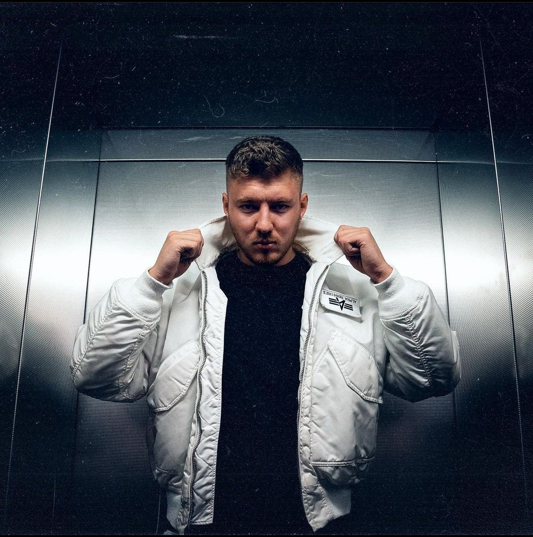 hankbubbl's tweet image. See no difference