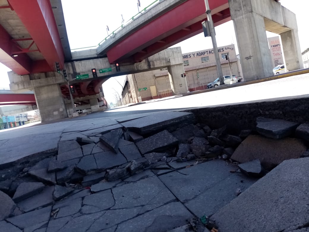 luiscarlosplata's tweet photo. Como en la película No miren arriba, reportan la caída de un meteorito en el Distribuidor Vial El Sarape, de Saltillo. https://t.co/Wg67BwbZix