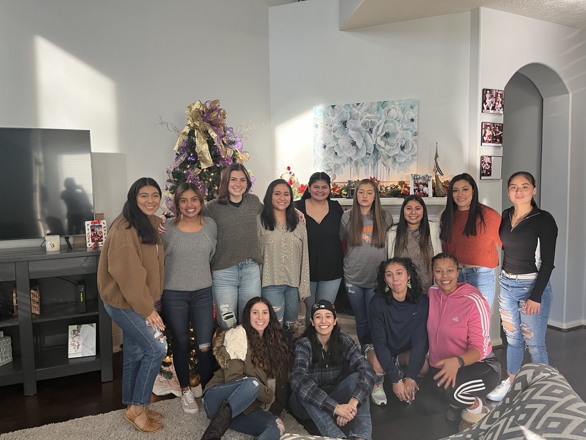kcauley_pvms's tweet photo. Got to spend some time with my former @soccer_conroe players today. It absolutely melts my heart to see the amazing young women they have grown into. For those that missed it this time. I’ll see you next time! 🥰 #I❤️mySoccerGirls #4everCoachCauley @Conroeathletics @ConroeHSCISD https://t.co/YkojAmKVmC