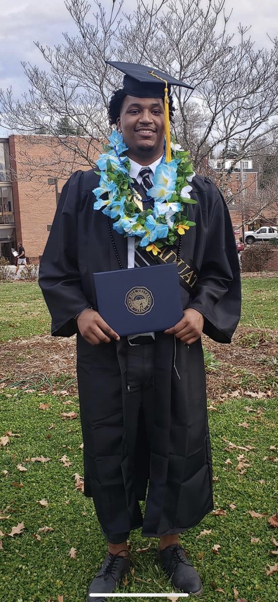 MCSHeadStart's tweet image. We are so proud of this young man! Congrats Tre Spearman on your graduation from Mars Hill University! #OneOfMyFirstHeadStartBabies
#IUsedToCarryHimOnMyHip
#HeadStartClassOf2004