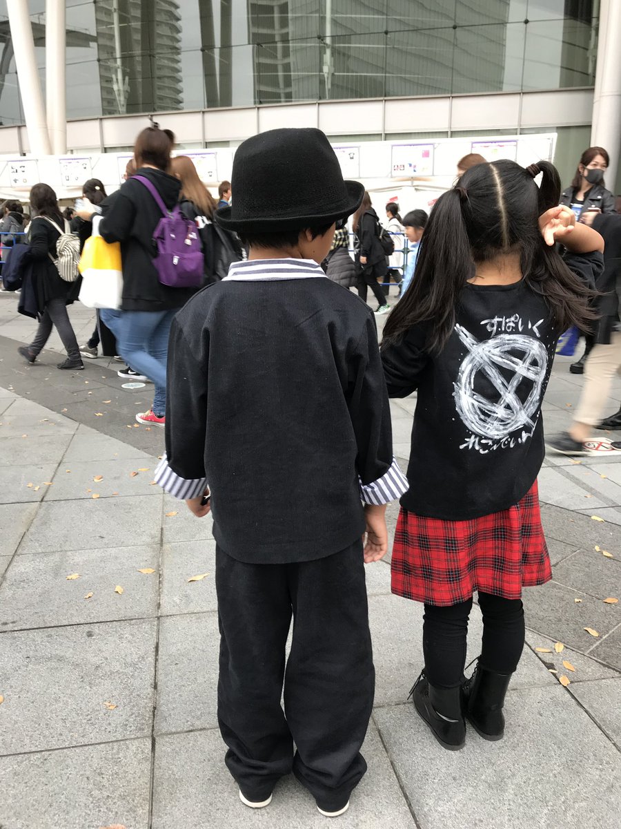 Hey_hakodate's tweet photo. 過去の作品

さいたまスーパーアリーナに娘と孫たちを連れて参戦した時の。
孫♂はJIROちゃん、孫♀はHISASHIさんのコスをさせました☺️
ちなみに「すぱいくれこーでぃんぐす」とひらがなです！
＃GLAY
＃スパイク
＃ハンドメイド
＃ミシン
＃布用絵の具 https://t.co/QFxMkayVi7