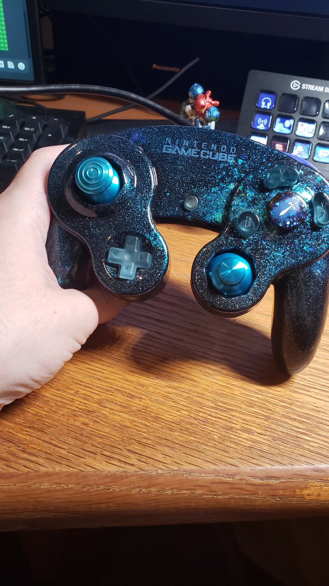 Shes looking very blue, shoutout to @Kubbymo for the shell, it feels great!

I might switch out the buttons eventually to something else (besides the fire emblem a button and sticks) https://t.co/FaS18lYMgZ