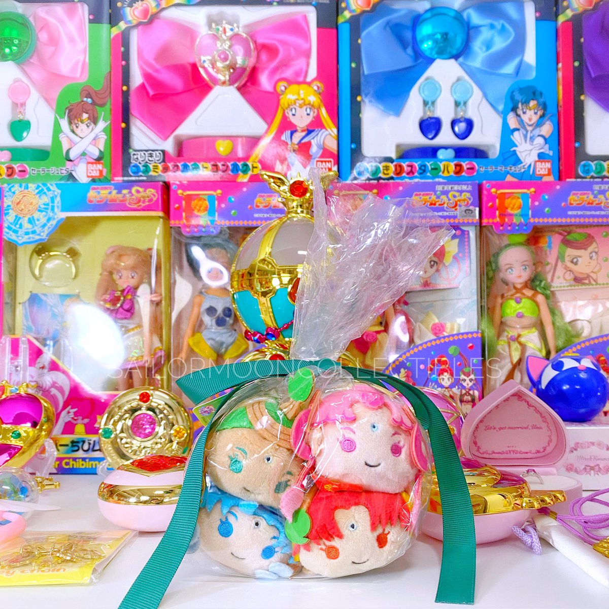 💝 to vote for keep them inside the bag
💚 to vote for open to display 

💝 or 💚? 🤔 #sailormoon