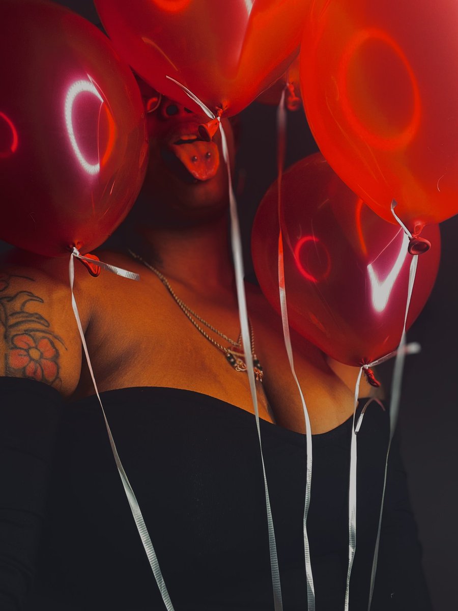 Buggypj's tweet photo. #redballoons #PiercingChallenge https://t.co/e7PSOZVoVw