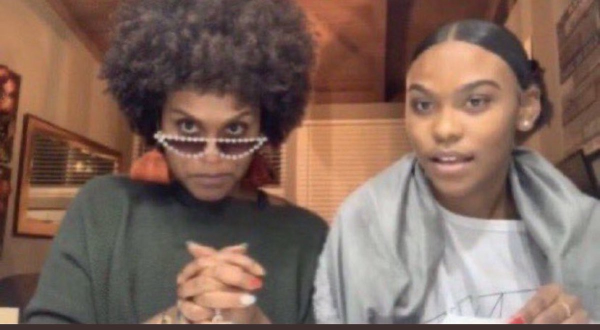 ErinbeJaded's tweet photo. Me watching Davina and Christine talk about Chrishell’s divorce ARE YOU BITCHES SERIOUS #SellingSunset https://t.co/Um335Tj5w1