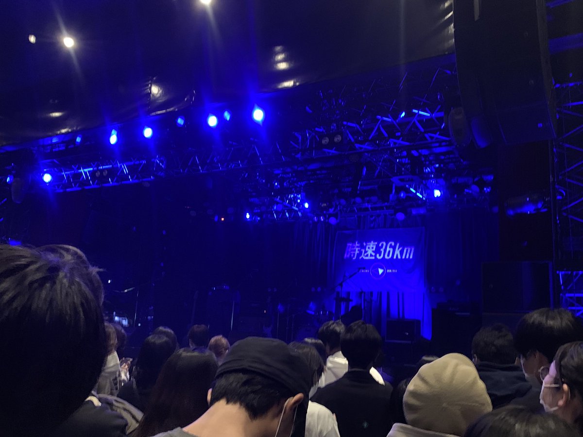 wka_2me's tweet photo. 去年の12月頭に2年ぶりのライブに行きました。ライブの形は変われど、やっぱり生の演奏っていいなっておもったなぁ。最高だった。叫んだりできる世の中に戻りたいなぁって。当たり前にあったものがいつ無くなるのか本当にわからないんだなって思いましたな。 https://t.co/ou9JmPjzoA