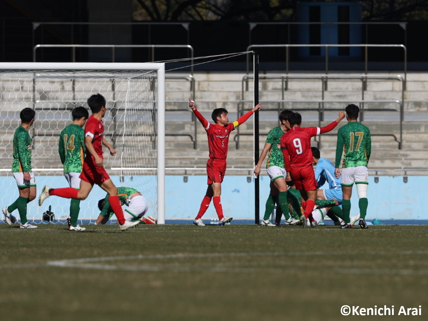 Goal Japan 逆転勝利でベスト4 今大会初めて先制を許した 青森山田 だが 前半終了間際に 松木玖生 のpkで同点に追いつくと 後半13分にロングスローを起点に 渡邊星来 が逆転ゴール 準決勝で桐光学園 高川学園の勝者と激突 高校サッカー