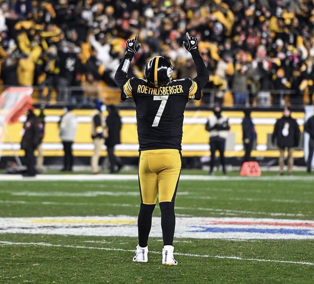 PFF_Brandon's tweet photo. So many feels. Just watched the last 15 minutes in complete awe. My QB forever. #7EGEND https://t.co/xgfiLKySOx