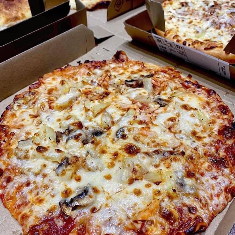 MalaysianFoods's tweet photo. Dominos buat hal,.. RM10 je pizza Regular!! 😭

Baru je tahun baru azam nak diet, boleh boleh dia buat promo. 3 keping regular RM29.90 je wehh https://t.co/kbuJXd0wXG