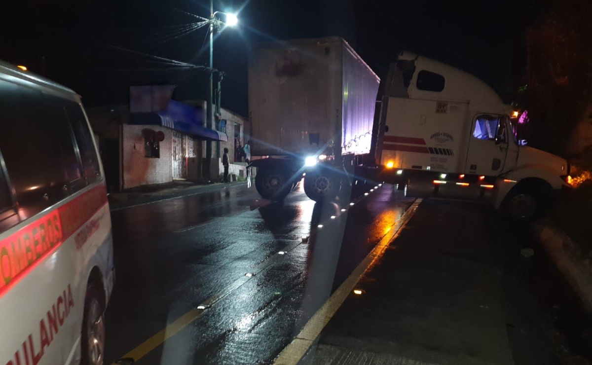 Noti7Guatemala's tweet photo. #Tráiler #derrapa en bajada de Las Cañas ➡ https://t.co/ZD7QmbbWGy https://t.co/qBQNrlzmVl