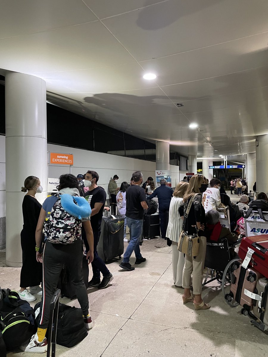 Y <a href="/avianca/">avianca</a> lo hizo una vez más!Vuelo Cancún-Bogotá 6:30 cancelado y 6 horas después no ha podido ni siquiera conseguir transporte para enviar a los pasajeros a un hotel!! Aplausos de pie!