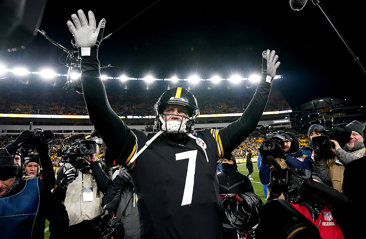 MattFreedPhoto's tweet photo. Steelers quarterback Ben Roethlisberger acknowledges the crowd after defeating the Browns at Heinz Field. https://t.co/ejdmc6gJrL