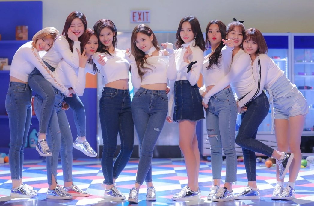 nhah_slumber22's tweet photo. When my girls are wearing  jeans😍😍

Dreamcatcher 🤝Twice Special stage when??

#TWICECATCHER https://t.co/xtkl9XR2Az