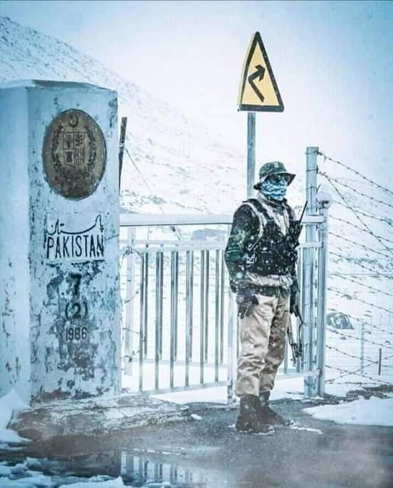 M16FF45's tweet photo. میں یونہی دست گریباں نہیں وقت کے فرعونوں سے
میں جس جگہ پر کھڑا ھوں کسی دلیل سے کھڑا ھوں

 #PAK_ARMY 🔥⚔️ 🔥
💖💖🇵🇰 https://t.co/gJEIv5pzCp