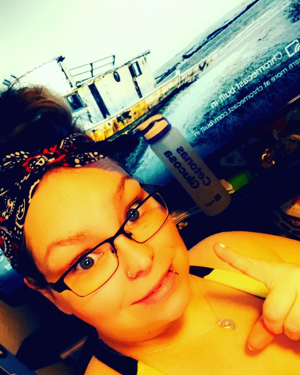 McCreadyShari's tweet photo. With this shitty ass day almost behind me I did my first work out of the new year .Day 1 of core4 Now I’m m not saying what I do is better then what someone else is doing, 
But if what you are doing isn’t working anymore ?
#PruvitCore4 https://t.co/PK7hp3KBlc #nomoreexcuses2022 https://t.co/CJLX4x53p9