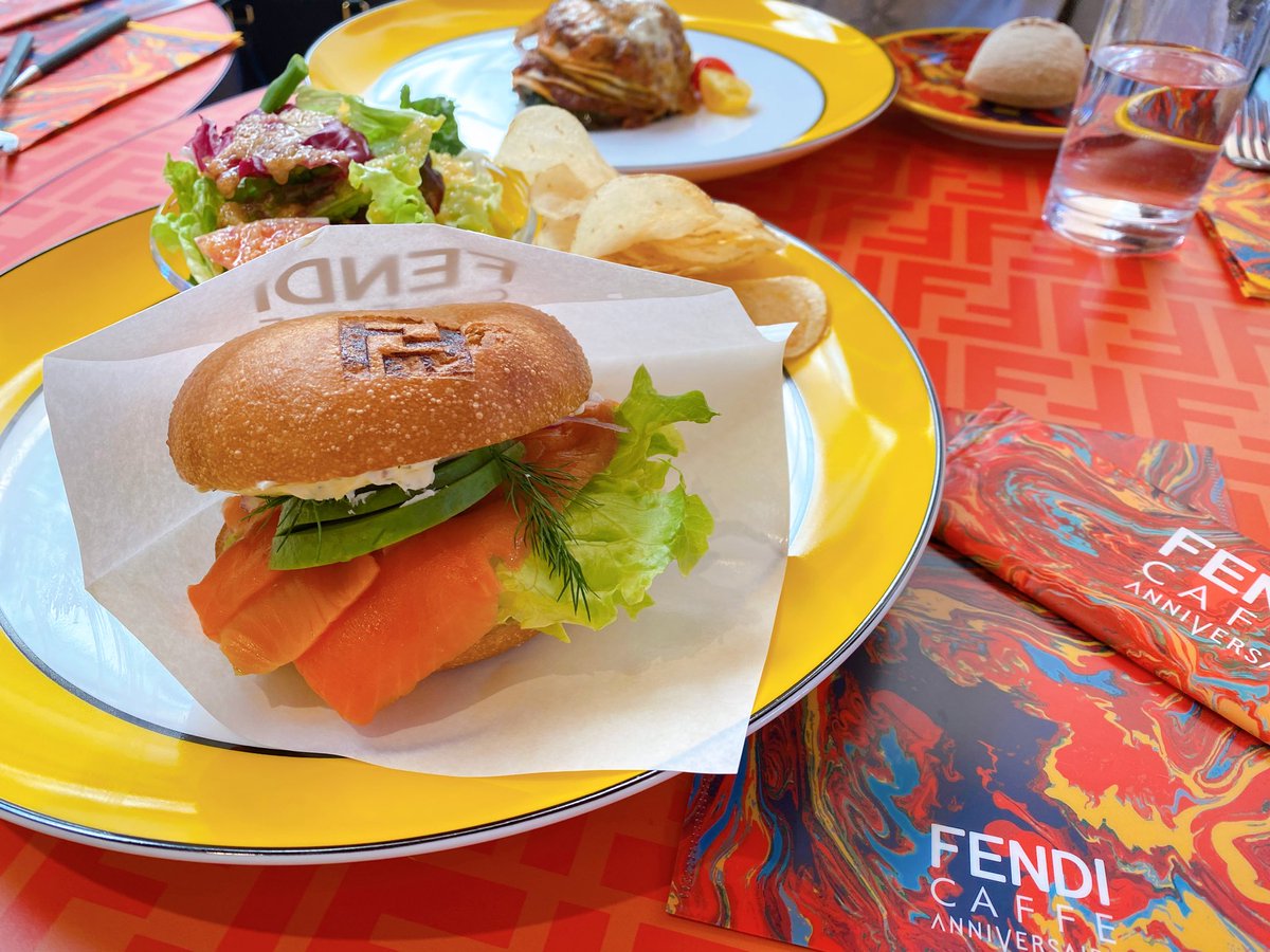 Hya_Yuki's tweet photo. 新年早々おしゃ活してきた😇😇
ベーグルサンド美味しかった♡
#FENDICAFFE https://t.co/TvkUSJRQXM