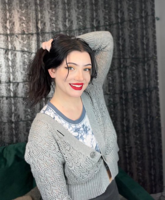 Which version of me from today&rsquo;s batch of vids do you like better? First or second? https://t.co/Zs7