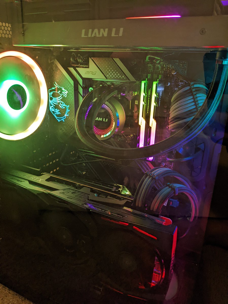 SyntaxxGG's tweet photo. Upgraded the PC a bit today. switched my 8700k for a 12900k, new mobo and switched from 3000mhz to 32gb of 3600mhz RAM. Games run so much better https://t.co/mMgbMZU3XT