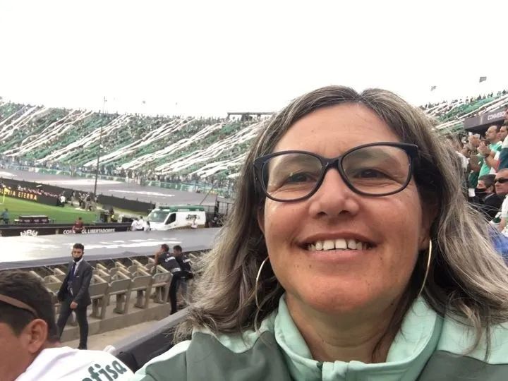 diario1914's tweet photo. A mãe de Matías Viña em meio a torcida do Palmeiras na final da Libertadores no estádio Centenário em Montevidéu. https://t.co/OlNSfzm3XR