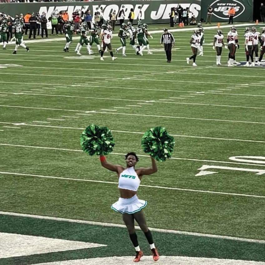 The cheerleaders at the Jets game yesterday 🔥