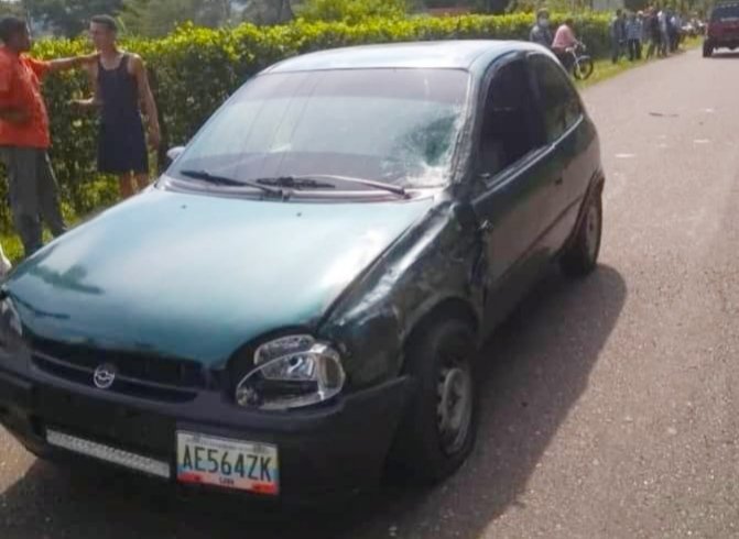 prensakike's tweet photo. En la vía #Guanare – Biscucuy: Dos heridos de consideración deja choque de auto y moto: https://t.co/AZO0zWAML6 https://t.co/afMJdSknXy
