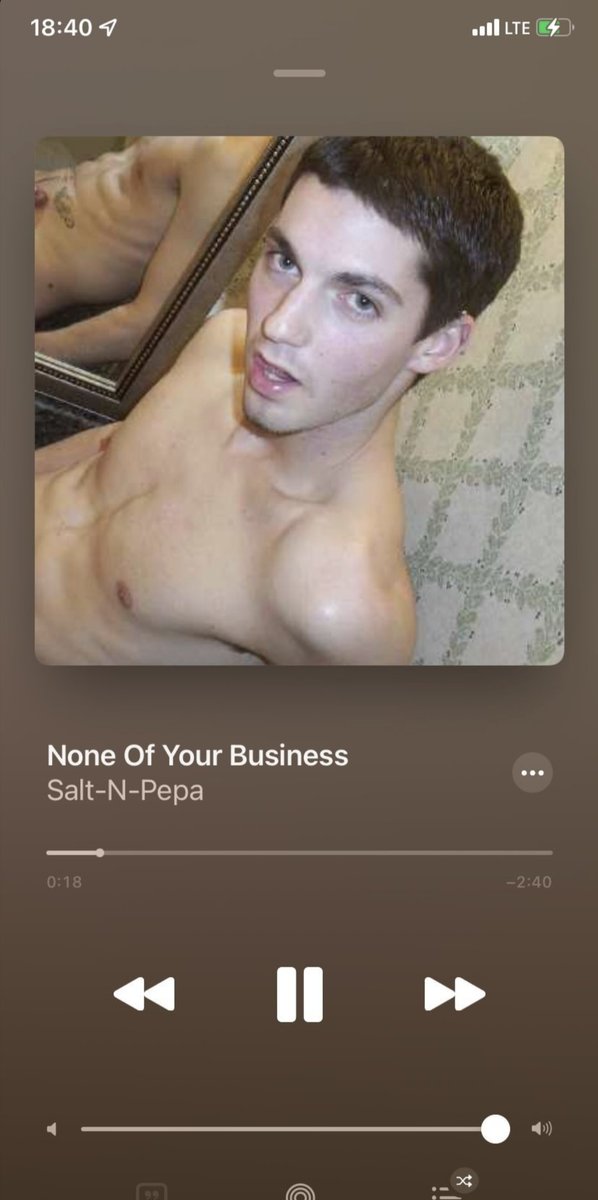 Hilarious to see a good friend use an old pic of me in his music library 🤣😂