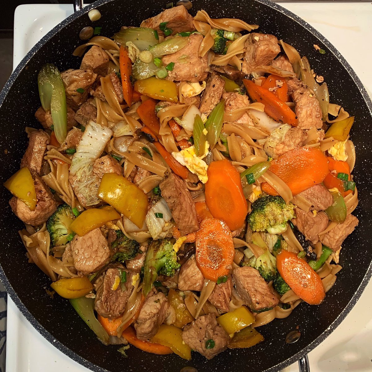 blondehermine's tweet photo. Sauté au porc, légumes, oeufs brouillés, nouilles aux oeufs.
#lunchs #mealprep #prots #foodie https://t.co/UrYCuTd72N