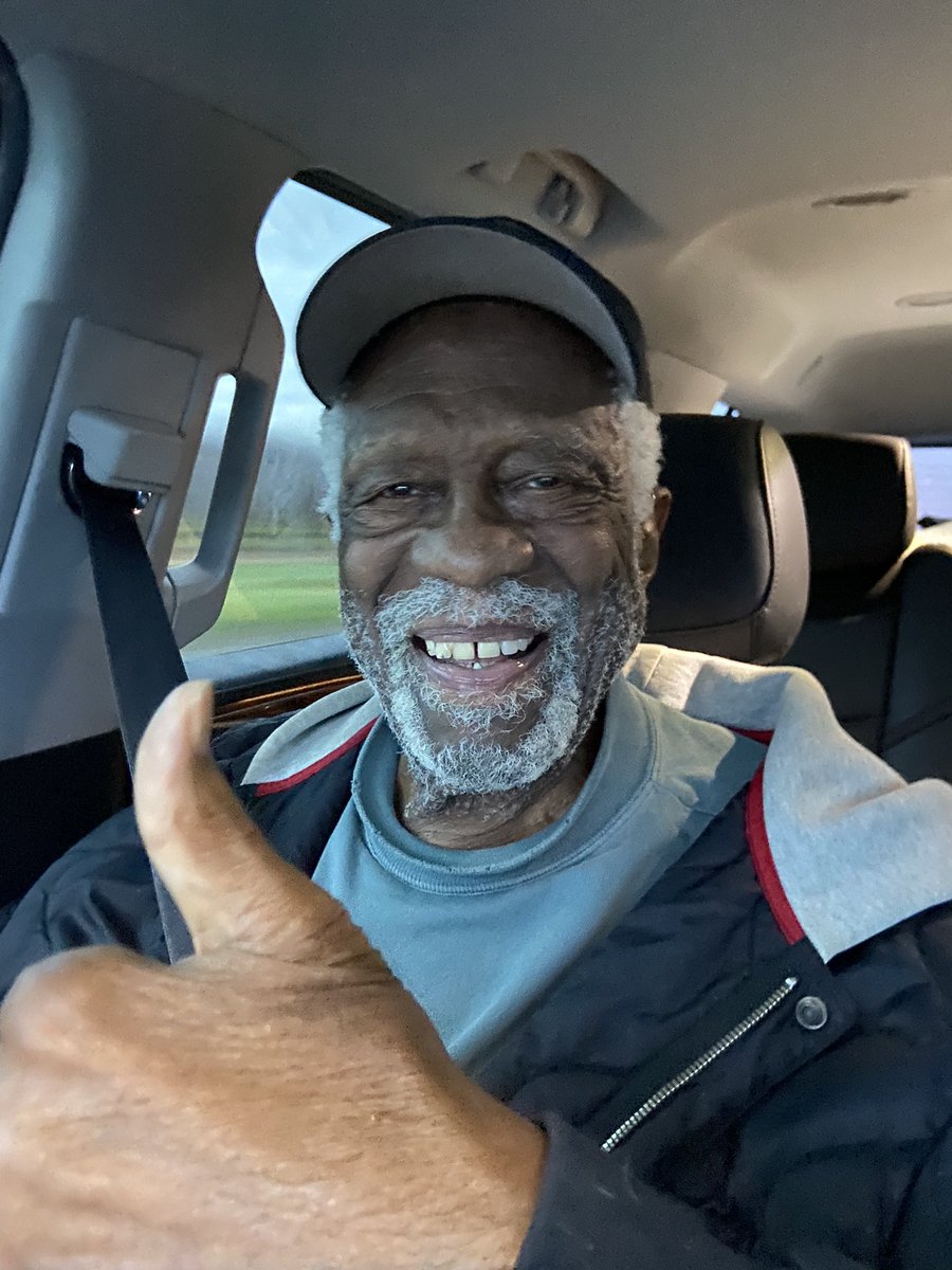 RealBillRussell's tweet photo. @jimmyfallon 2022 resolution, Stop shrinking!#MyResolutionInSixWords https://t.co/1mpS3yryYc