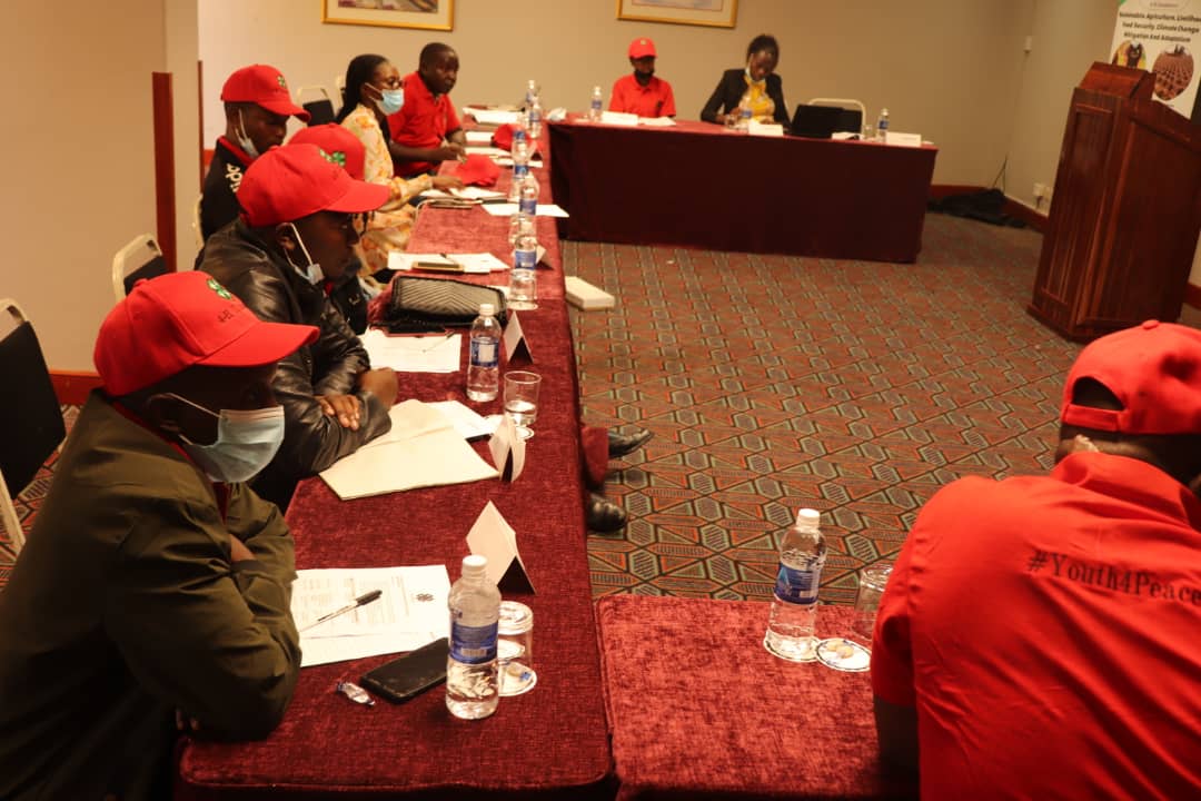 4hZimbabwe's tweet photo. Putting youth at the forefront in building positive peace. The project targets youths from political parties with the aim to build tolerance & peaceful political environment beyond elections.
#Youth4peace
#Pledge4Peace https://t.co/M8SuFijLA1