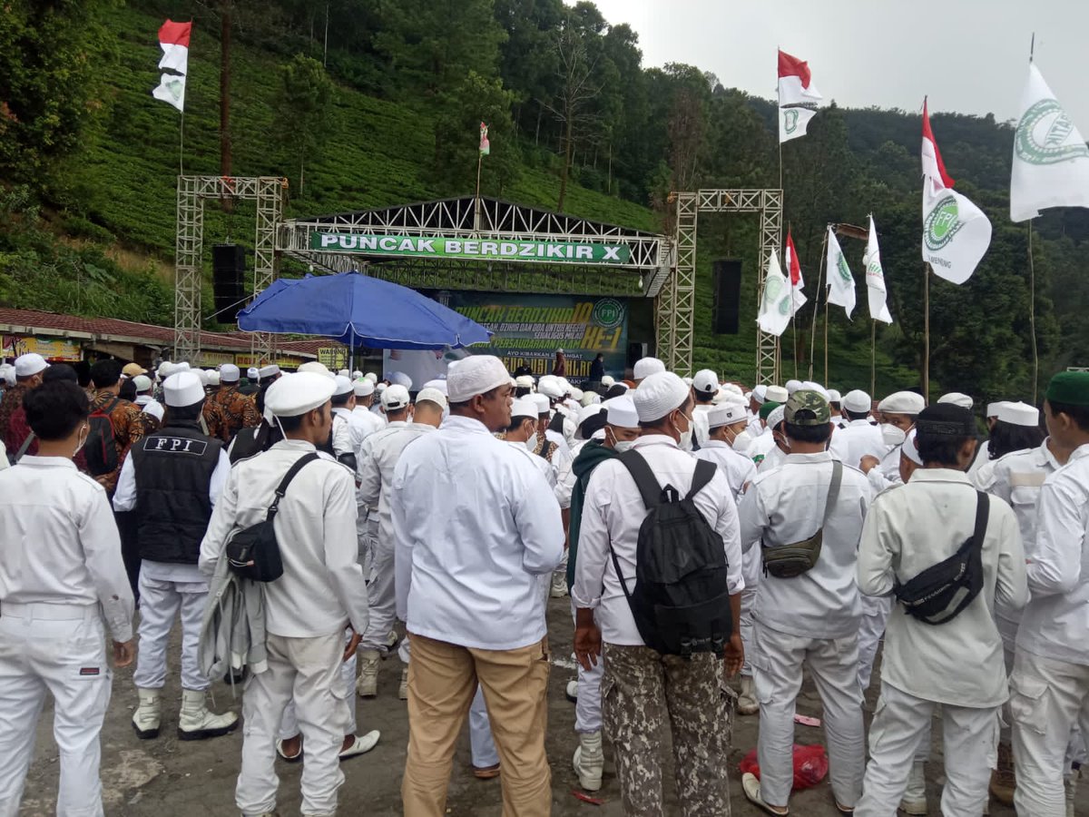 AsFairus's tweet photo. Lebih bermanfaat mana di republik ini?
FPI: Retweet
@mohmahfudmd :LIKE https://t.co/V82dYohrYT