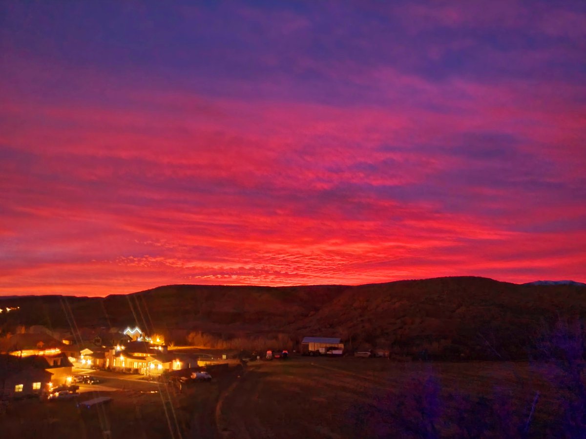 RT @Brody_wx: Even after darkness falls over the valley the sky remains on fire. https://t.co/RhJHfsYKon