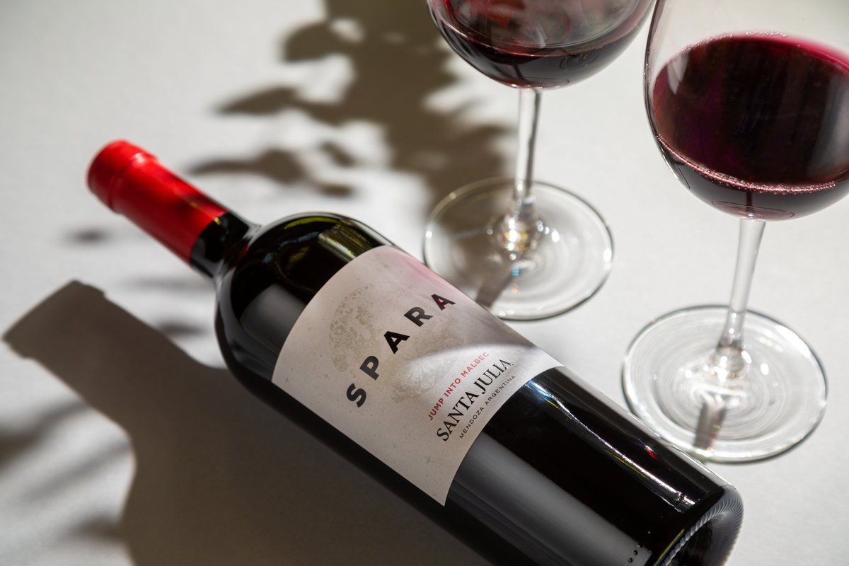 SparaWines's tweet photo. 🌙 Los buenos recuerdos son el mejor alimento del alma y un buen vino es el que ayuda a crearlos. 🍷 Compra aquí https://t.co/uKRU7raSFU #SparaWines #JumpIntoMalbec https://t.co/CRQE8jgxjP