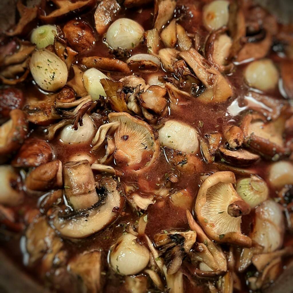 alexzorch's tweet photo. No sketching tonight, just Mushroom Bourguignon and Netflix. And, perhaps, a glass of Bordeaux. #chefmark #gourmet #food #bourguignon #mushrooms #cooking #tv #netflix https://t.co/nQC0QKYEKI https://t.co/F1QxoJmEWj