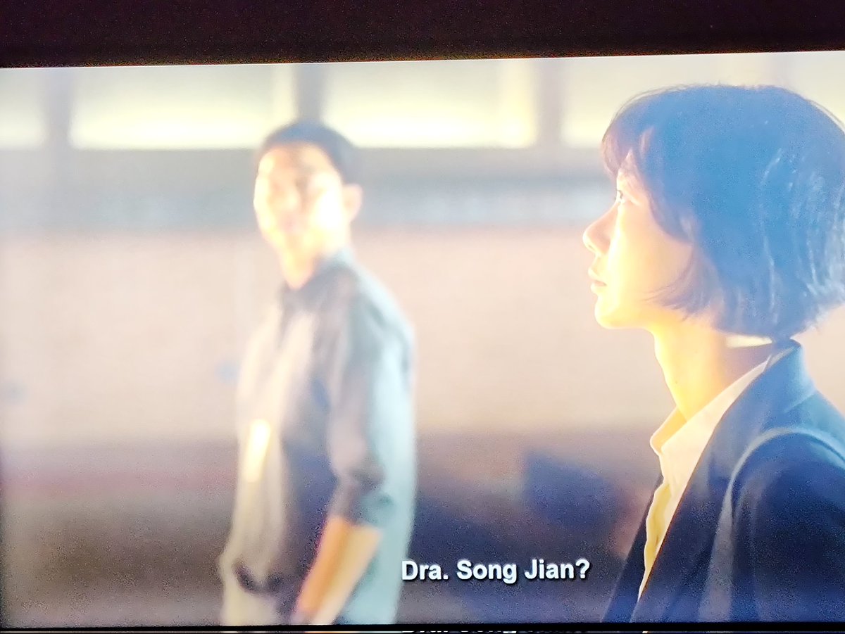 Assistindo "um mar de tranquilidade" serie _Koreana_ Com os mesmos atores de "Round 6". Nesta cena meu cérebro bugou achando que a Dr. Song receberia um cartão do "Play Station" kkkkkk