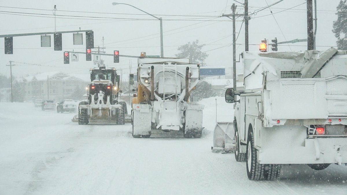 CityofBend's tweet image. When it snows in town, the City of Bend's snowplow operators are ready and have a plan. Check out our interactive map to see how we prioritize which routes to plow first at bendoregon.gov/snow!