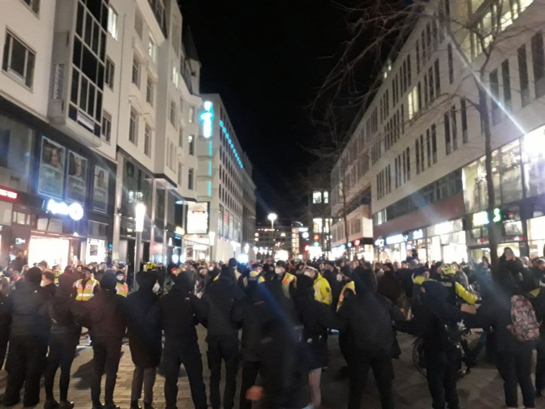 aktionantifale's tweet photo. Hoffentlich schaffen wir es beim nächsten Fascho-"Spaziergang" Erneut, ihn so erfolgreich aufzuhalten und ihnen den Aufmarsch zu vermiesen.
Soli mit allen, die heute von Faschos angegriffen wurden oder Repression erleiden mussten!
#le0301
(Bilder: @LIZ_de) https://t.co/vg5IbRYffO