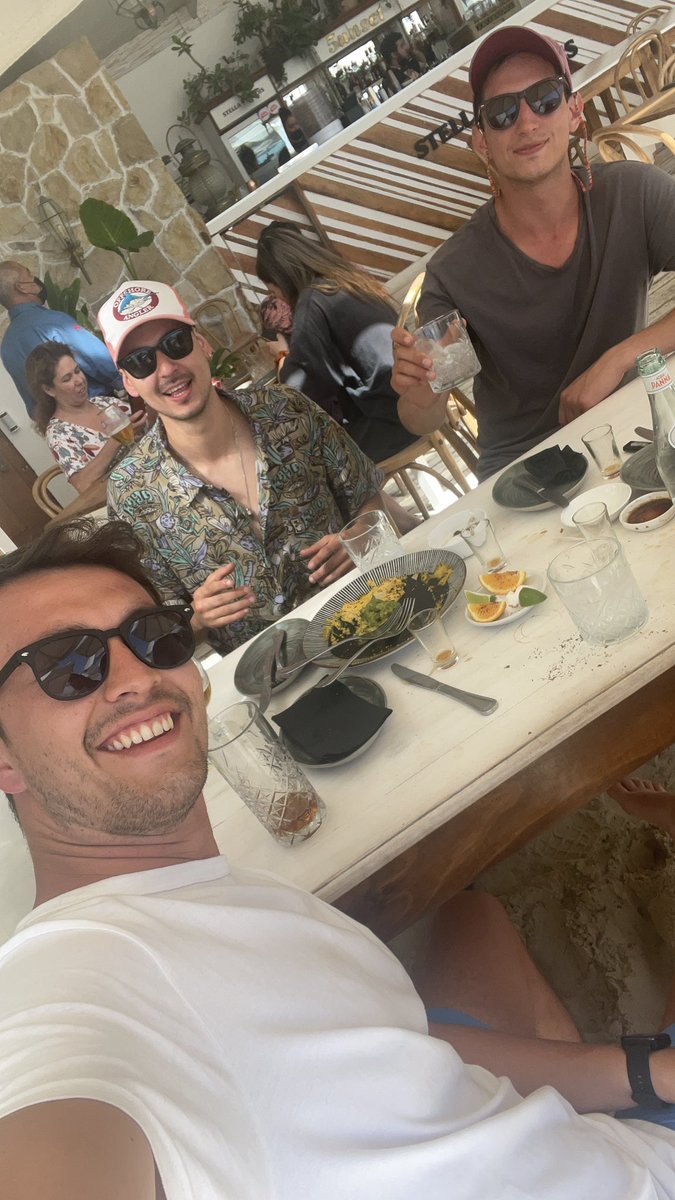 Hace mucho no twiteaba... Que linda manera de empezar este nuevo año... GRACIAS TOTALES 🙌🏼👏🏻🖤