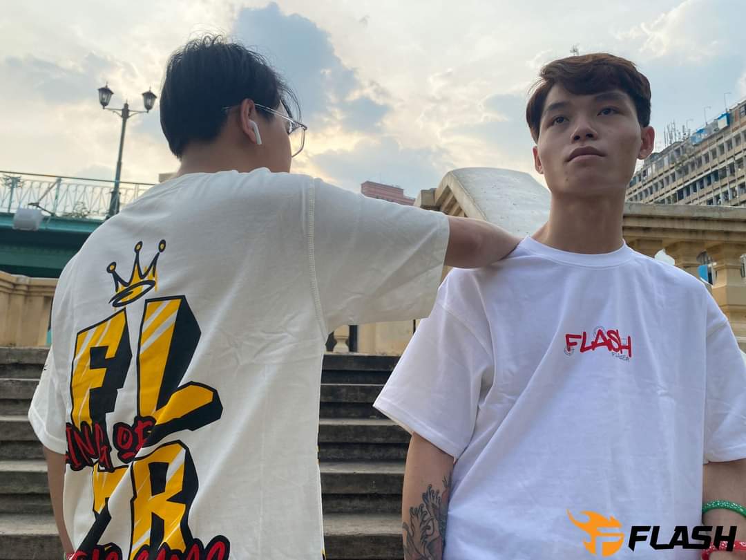 teamflash_gg's tweet photo. Shoulder to shoulder, we will fight!🔥
Let's carry on the first week of a new year, gaming in style with our #FlashMerch 🎊
#TeamFlash
#MakingGamersHeroes
#Flazers https://t.co/nmsMzczHWW