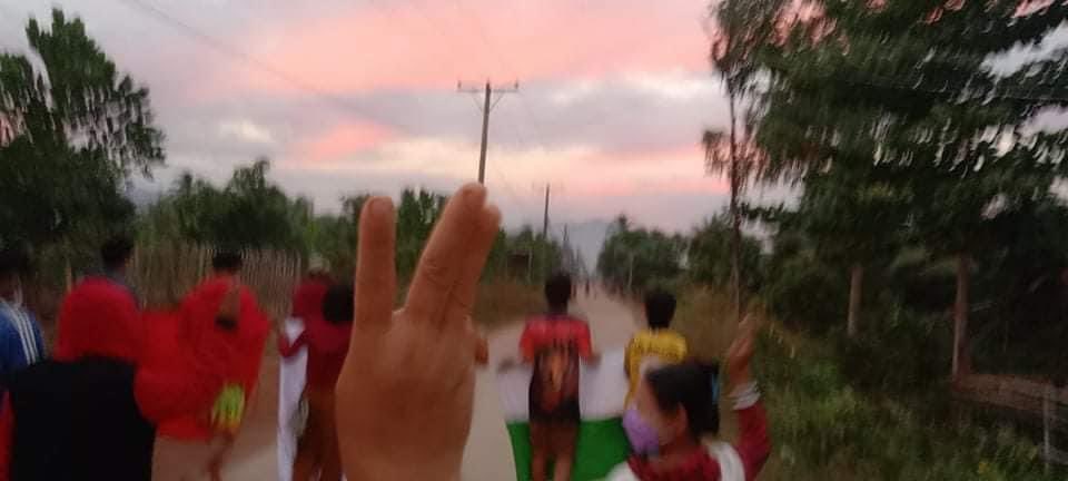 Kelvin_Maung's tweet photo. Today, Anti-dictatorship dawn strike in #LongLon tsp was held with raised three fingers signs to protest against military dictatorship.
#4122_ToFederalDemocracy
#2022Jan4Coup
#WhatsHappeningInMyanmar https://t.co/jTlgB6APU1