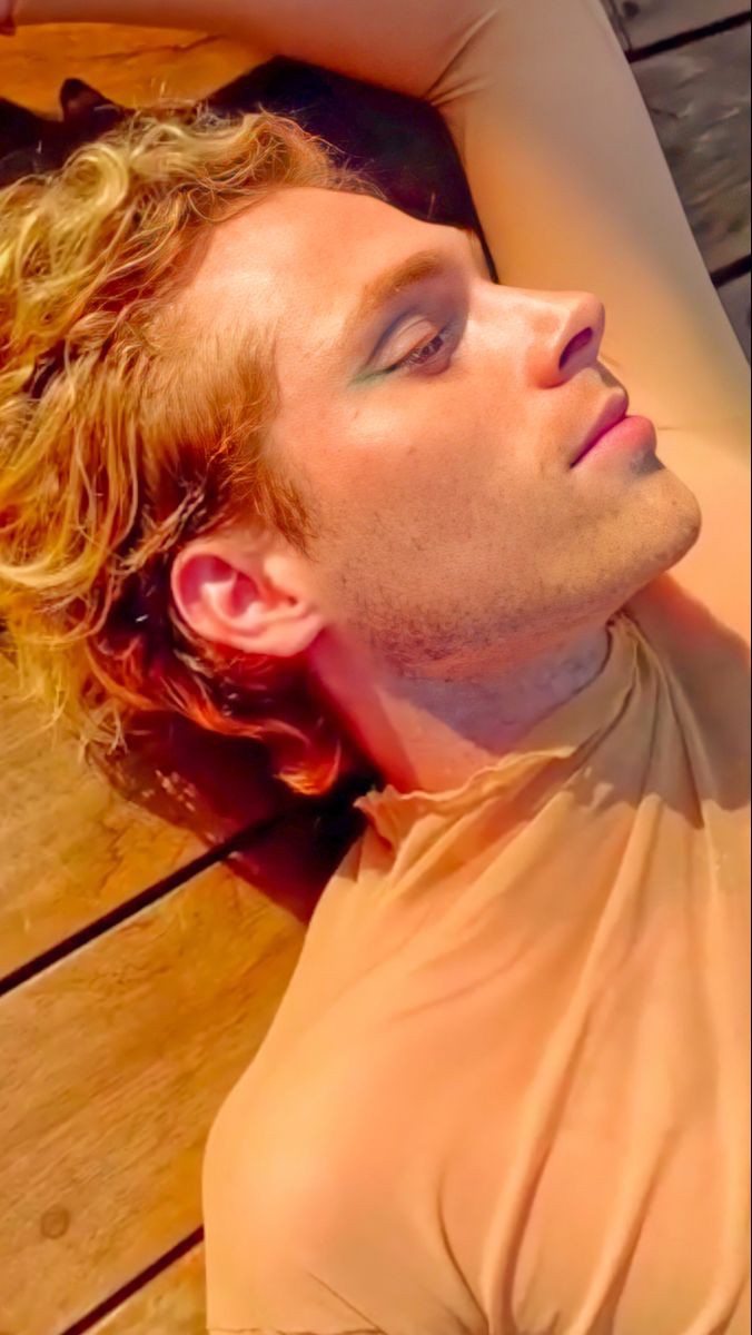 ♯ ‹♡'
·01/01/22;

—Publica en sus historias de IG un par de fotos tomadas al amanecer del primer día del año, después de la pequeña celebración por el Año Nuevo que tuvo con <a href="/Chxngmin_B/">Changmin</a> en el departamento del joven.—