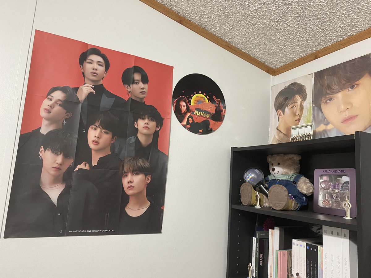 sweetenerjoon's tweet photo. room details
featuring my @tigersharkshop masks and @amandarachlee 2022 planner 💕 https://t.co/drL1xR1xvu