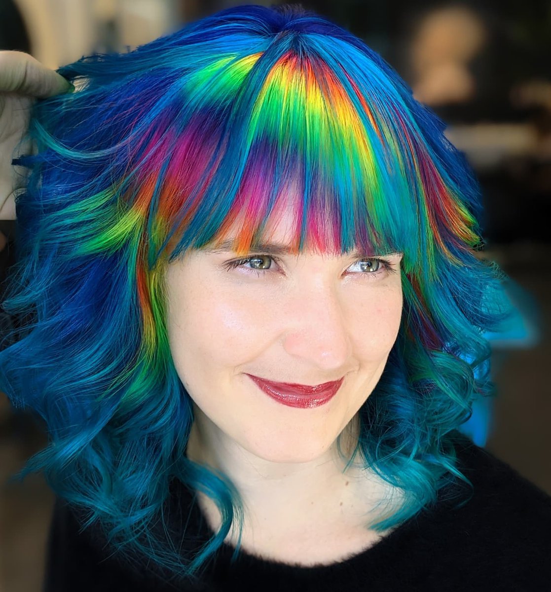 manicpanicnyc's tweet photo. Tag a friend who needs to try some rainbow fringeee 🤩 🌈

(IG: angela_skullptures )

#manicpanicnyc #manicpanic #manicpanicpro #rainbbow #rainbowhair #rainbowfringe #rainbowbangs #fringe #hair #bangs #friends #hairgoals https://t.co/qo2VeE45qR