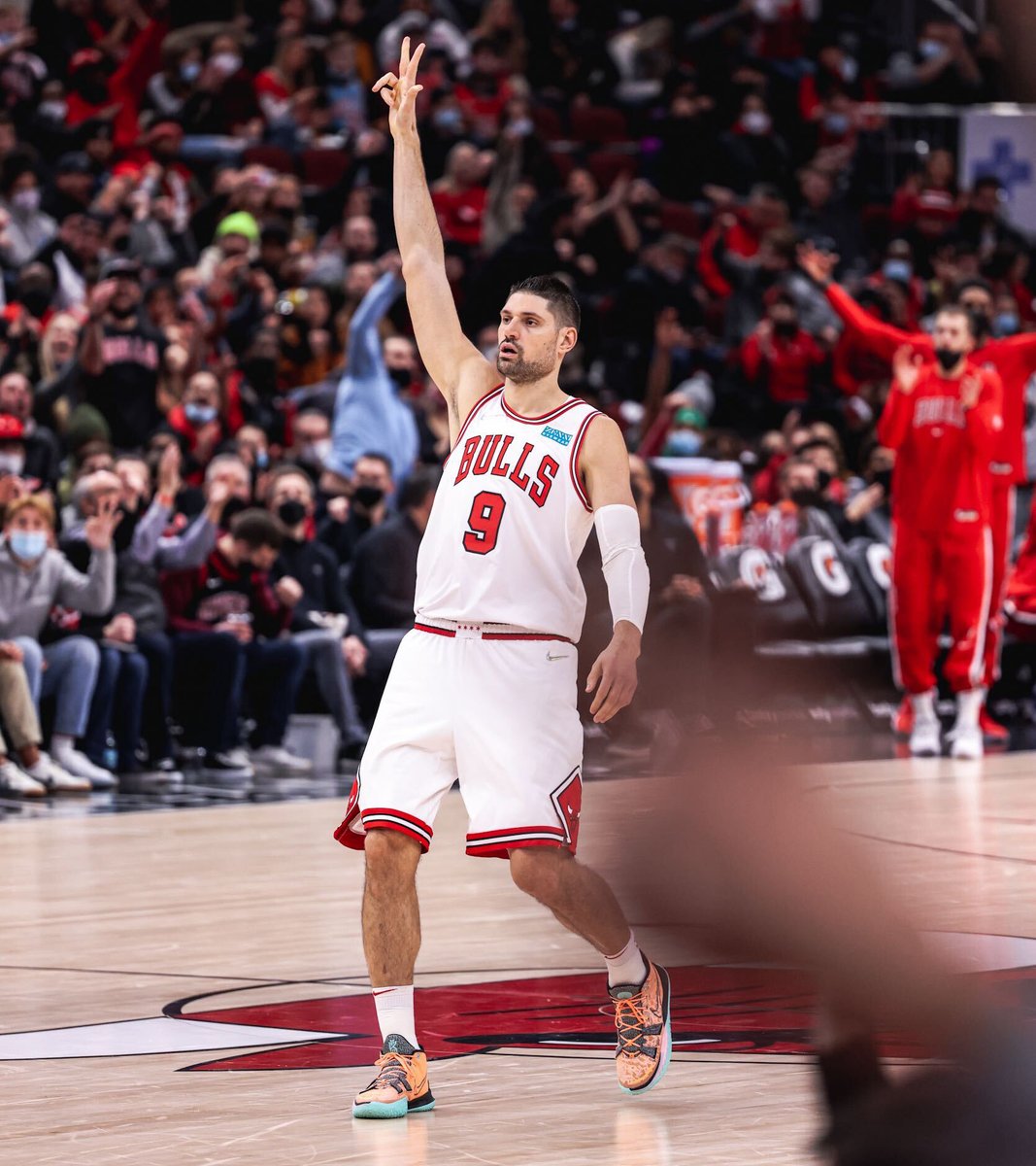 chicagobulls's tweet photo. If you hit a three in the NBA, would you hold up three fingers like Derrick or like Vooch? https://t.co/3uPa6OAdMe