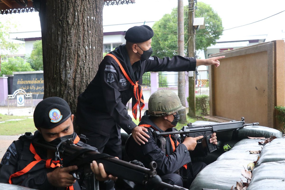 BlackArmy46's tweet photo. หน่วยเฉพาะกิจกรมทหารพรานที่ 46 ซักซ้อมแผนเผชิญเหตุ เพื่อทำความเข้าใจ พร้อมตอบโต้เมื่อเกิดสถานการณ์ ณ บก.ฉก.ทพ.๔๖  
#ซักซ้อมแผนเผชิญเหตุ
#หน้าที่และอุทิศตน
#หน่วยเฉพาะกิจกรมทหารพรานที่ 46
#กองทัพภาคที่ 4 https://t.co/PGbePnkFvD