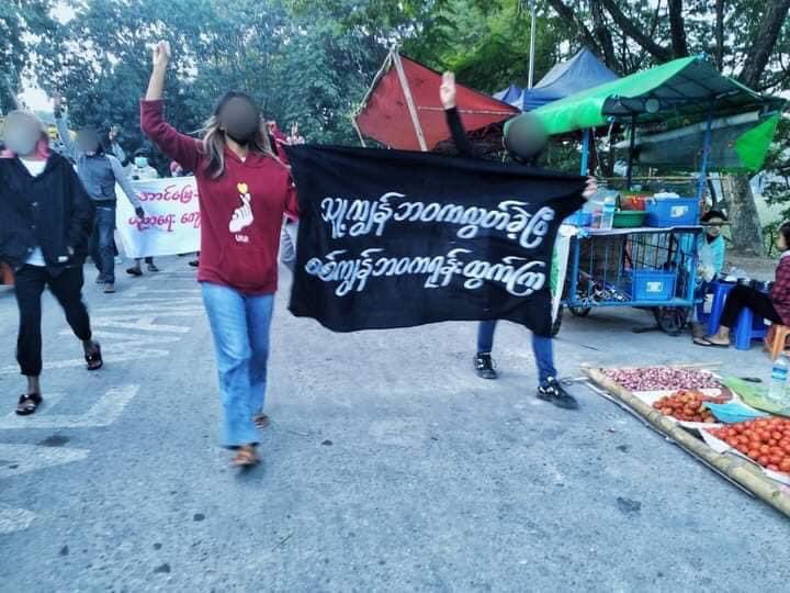 afcc_mdy's tweet photo. ဇန်နဝါရီလ(၄)ရက် လွတ်လပ်ရေးနေ့၏
အောင်မြေသာစံ ကျောင်းပေါင်းစုံ သပိတ်စစ်ကြောင်း
#AFCC_MDY #AungMyayTharSanStrike
#WhatsHappeningInMyanmar https://t.co/VCZB1iJ9HT