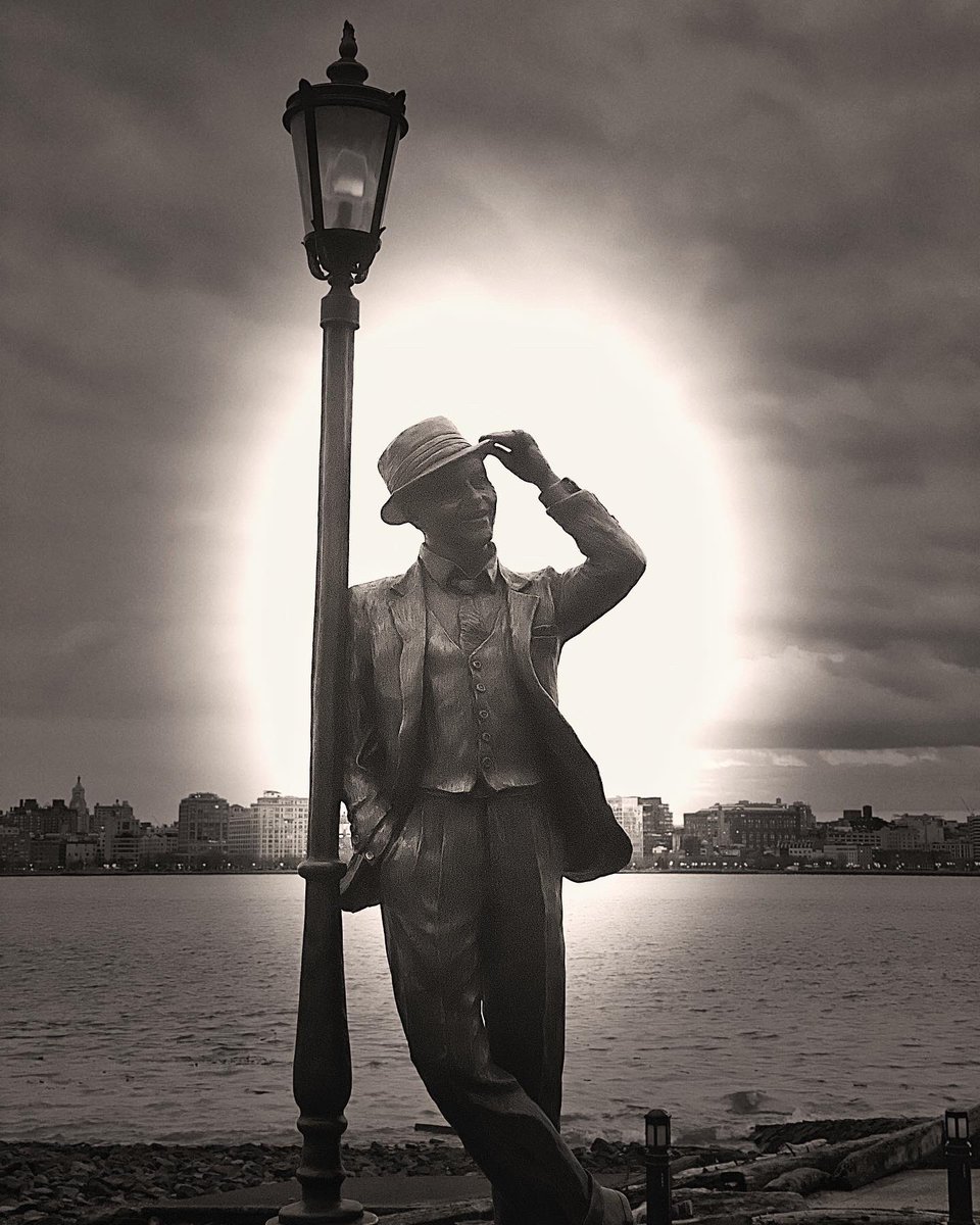 tonyatthetable's tweet photo. Finally saw the new @franksinatra statue at #SinatraPark in #HobokenNJ. It was as the sun was setting so the pics are a little dark. But it was still great to see this statue of 1 of my all time favorite singers. #FrankSinatra #Sinatra #PhotosWithFrank #Hoboken #SinatraDrive https://t.co/N7wKJjn5x8
