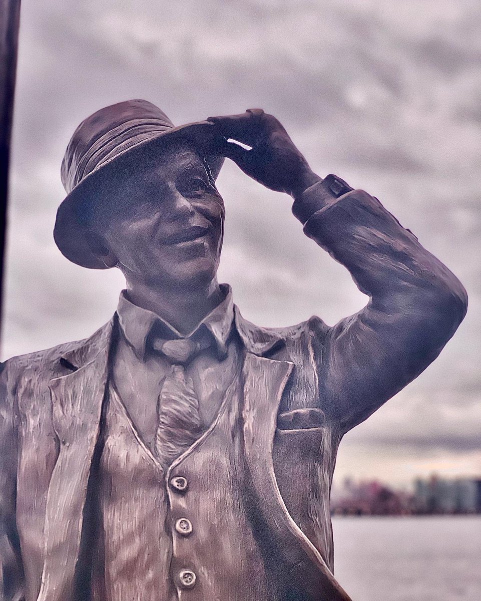tonyatthetable's tweet photo. Finally saw the new @franksinatra statue at #SinatraPark in #HobokenNJ. It was as the sun was setting so the pics are a little dark. But it was still great to see this statue of 1 of my all time favorite singers. #FrankSinatra #Sinatra #PhotosWithFrank #Hoboken #SinatraDrive https://t.co/N7wKJjn5x8
